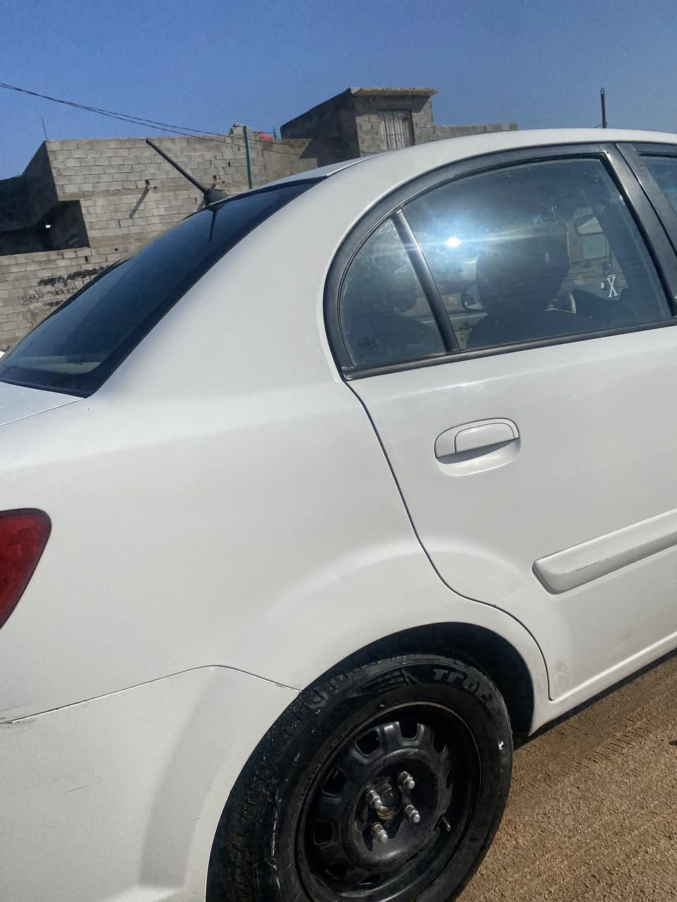 سلام وعليكم 
كيا ريو ٢٠١٢
مكينه ١٦٠٠ ستوني شادهه جديده
السياره بيهه فقط جاملغ بارد
والهلالات ملكوطه
السياره بأسمي تحويل مباشر
السعر ٨٧ وبيهه مجال كلش قليل
***********
موقعي البصره ابو الخصيب
