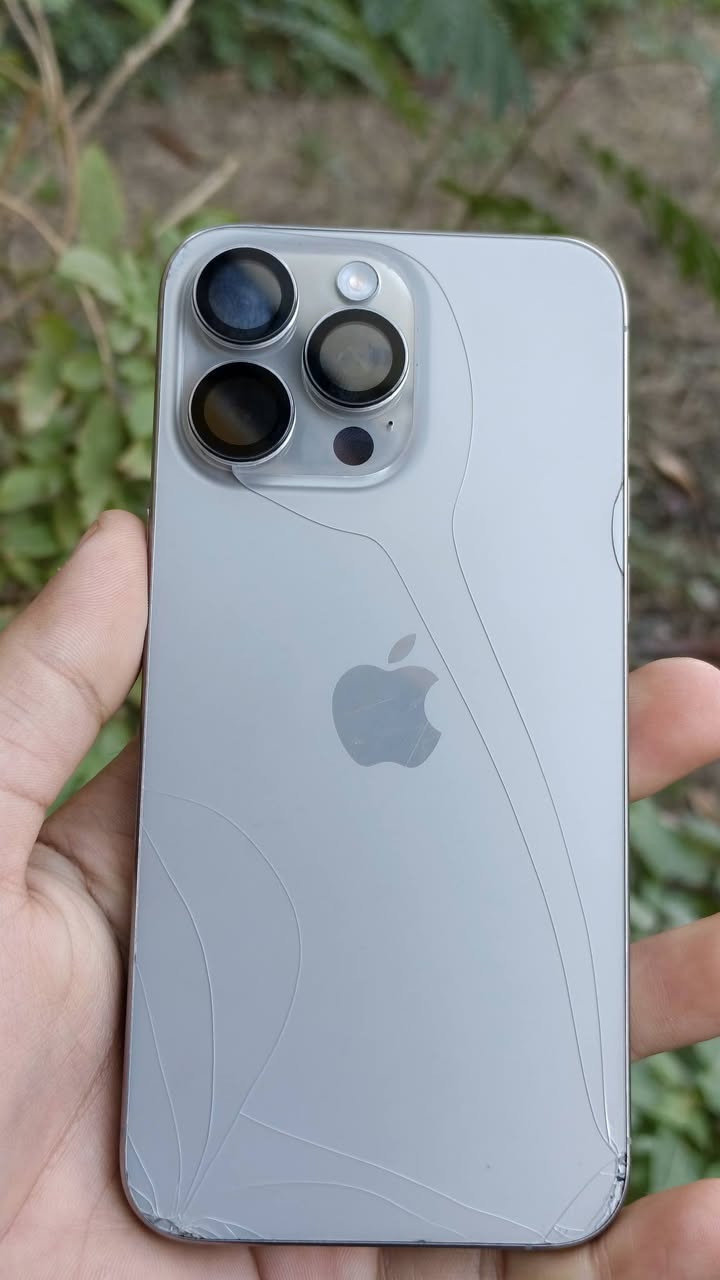 15 برو ماكس
مستبدل شاشة نوعية زينه 
فقط شاشه شرط وين يعجبك افحص 
فيس ايدي شغال 
ذاكرة 256 
بطارية 82 
650 وبي مجال للشراي 
***********
