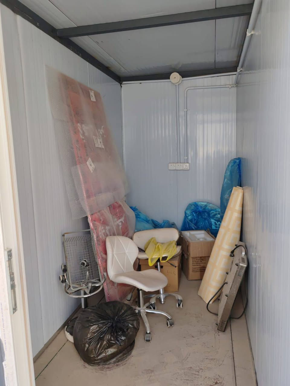 السلام عليكم ورحمة الله وبركاته
كرفان للبيع 
العرض 4 متر 
الطول 7 متر 
الارتفاع 2.5 ، مترين ونص 
متكون من غرفتين وملحق 
الكرفان جاهز للنقل 
السعر مليونين ونصف ,2,500,000
العنوان / الانبار/الفلوجه /حي العسكري 
*********** / واتساب او اتصال
