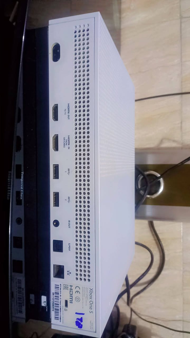 للبيع 
اكس بوكس ون اس
 ذاكره ون تيرا
 ويا جوستكين 2 اصليات
 و بطاريه شحن نظافه فوول
ب200 الف وبي مجال بسيط 
بغداد الدورة الاثورين 
***********
