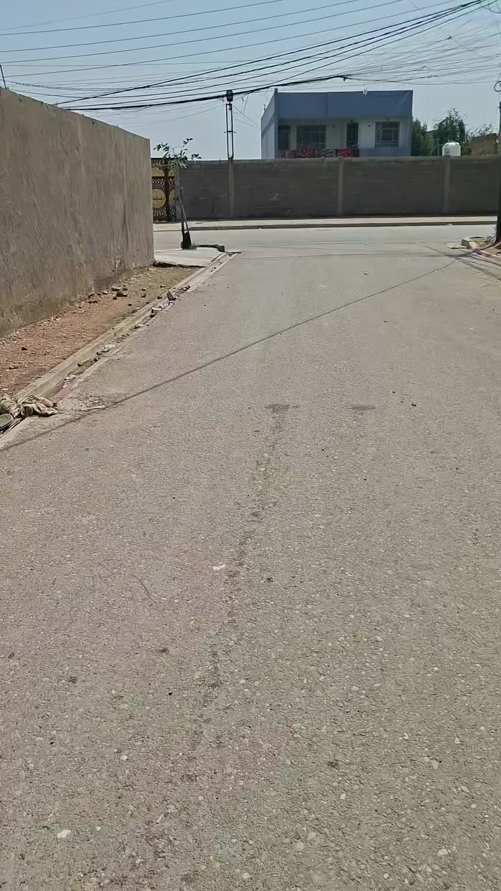 السلام عليكم قطعة ارض للبيع المساحة 100متر5×20 القطعة مدفونة ومحدولة ومسحوبلهة ماء المنطقة مخدومة ماء ومجاري وكهرباء وتبليط قريبة عل شارع للاتصال ***********
