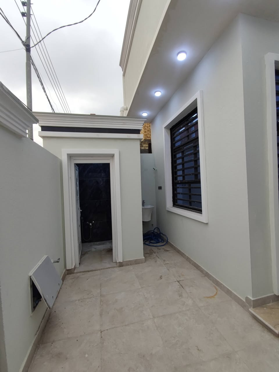 #السلام_عليكم
الدار للبيع الاسكان الصناعي
المساحه 150 متر غرفتين واستقبال
وصاله ومطبخ وصحيات داخليه  وخارجيه
للستفسار المراسله خاص او اتصال او وتساب
***********
