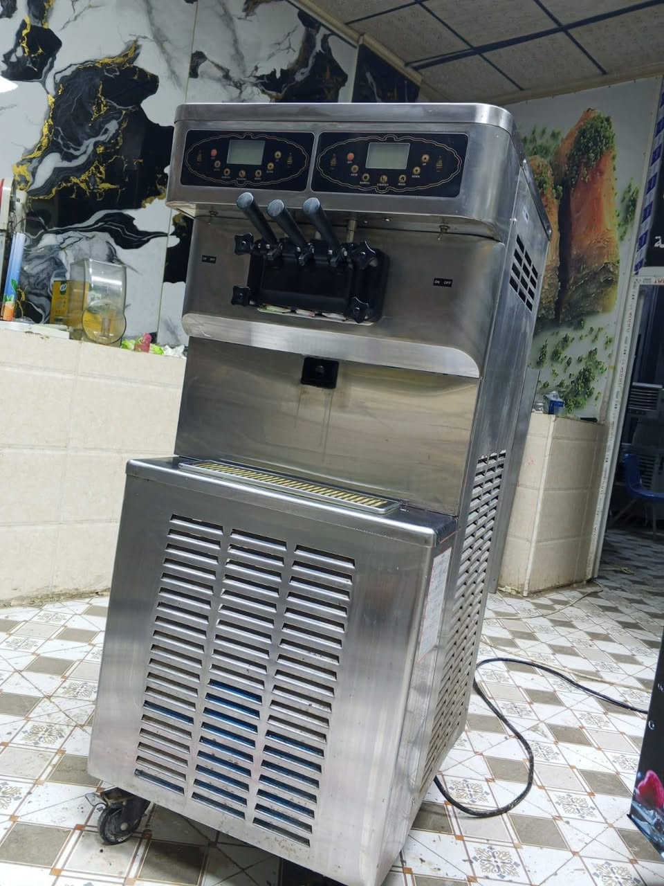 #سوفت_بازمو
عدد 3 
 _المواصفات _
دبل كمبريسر
لكل لون كمبريسر خاص
يعني ماكنتين في جهاز واحد
تبريد احواض
حفظ ليلي
غسل ذاتي
#نضام_بم_وخلاط
سعر الواحدة 18 ورقة
بغداد ***********
ضمان تجميد لمدة شهرين
#من_تاريخ_البيع
