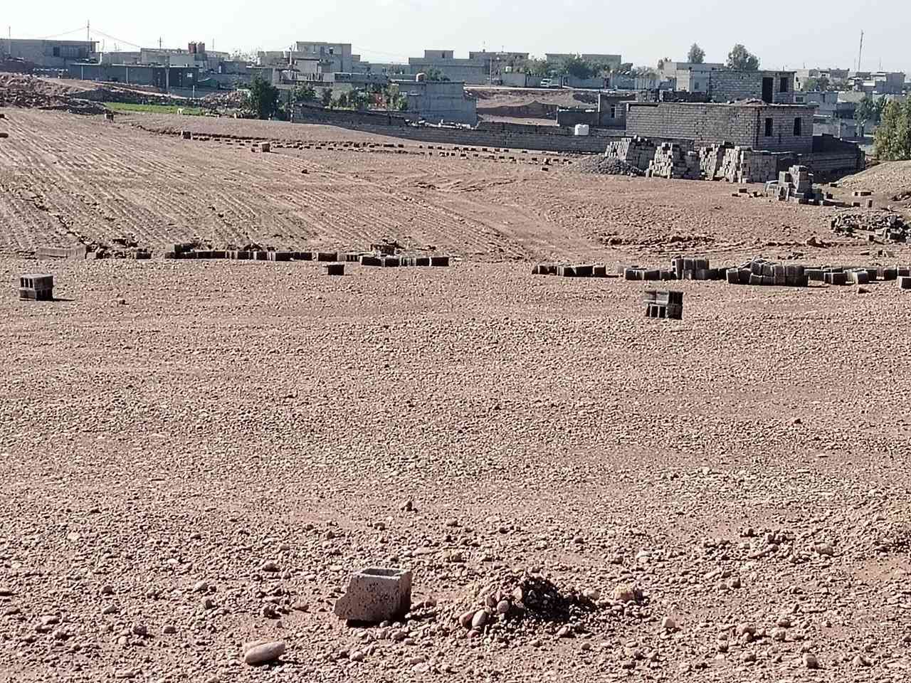 بسم الله قطع ارضي للبيع مساحه القطعه 200 متر واجهيه 10و نزال 20 نهايه فرع الجملون قريبه على البيوت تبعد مسافه 100 متر عن التبليط عدد القطع 4  سعر القطعه 4 مليون ونص و بيه مجال للأستفسار الاتصال على الرقم ***********
