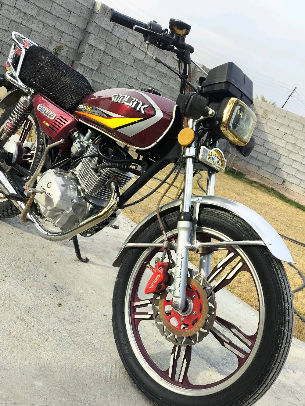 دراجة سولنگ أيراني للبيع 
المحرك 150. ((5)) كير 
 محرك مكفول ممفتوح 
نقوصاتها باتري ضعيف واشاير فقط 
الدراجه مال جناي 