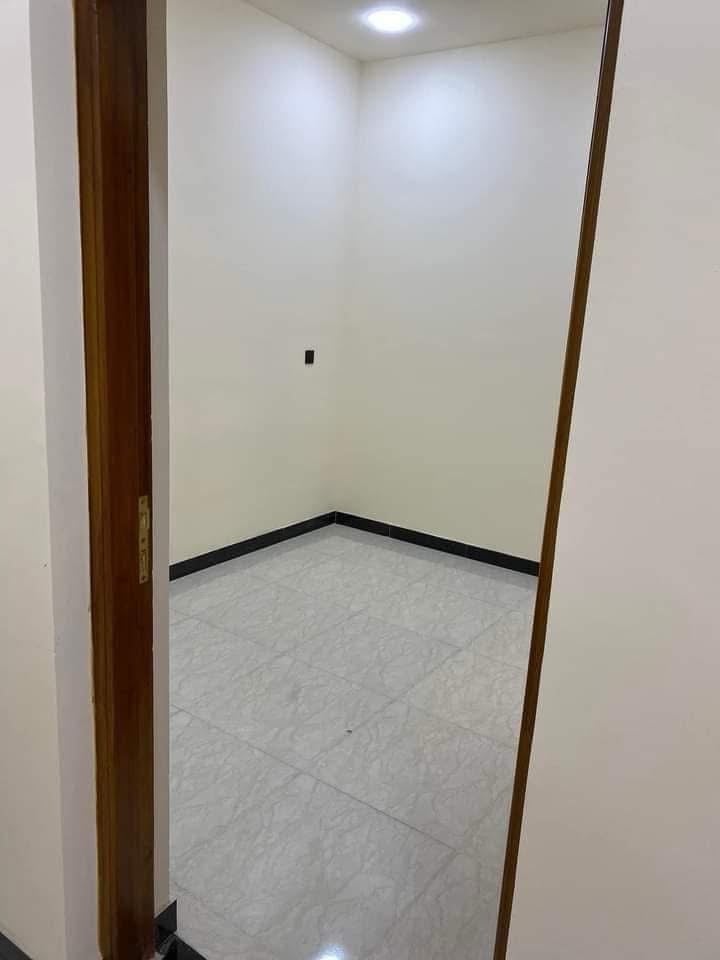 بيت للبيع 

📍المشتل _ شارع المطبك _ شارع الزيدي 

المساحة   125 متر   
الواجهه        5  متر 
مدخلين استقبال + مطبخ + غرفة نوم + صحيات+ منور + بالكون خلفي
طابق الثاني  3  نوم + صحيات + بالكون عدد2
الطابق الثالث سطحين + غرفه سندويج مخزن بالسطح 
☎️ ***********