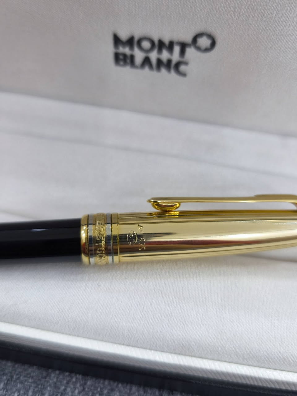 Mont blanc made in Germany 
قلم مونت بلانك حبر 
ذهب وفضة 
ريشه ذهب عيار 14k
كامل ملحقات 
جديد غير مستعمل 
#سعر 320 دولار 
***********
يوجد خدمه التوصيل
