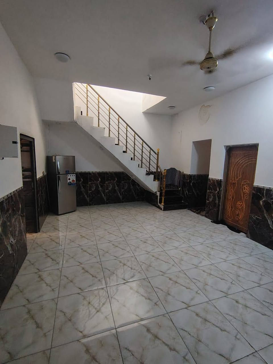 بيت للبيع 🏠 
المساحة 140م📈
نوع العقار شاغر معامله واصله للتقييم✔️
بناء حديث طابوك السقف صب كونكريت ✅
خدمات كامله ماء وكهرباء وتبليط ومدارس ✅
يحتوي على.....غرفتين نوم وصاله وديوانية ومطبخ وصحيات ومنور ✔️ 
العنوان 📍 حي الفداء نهاية شارع ابولبنان قرب شارع 60م
الـسـعـر 75 قابل للتفاوض 
للأستفسار ☎️ ***********
