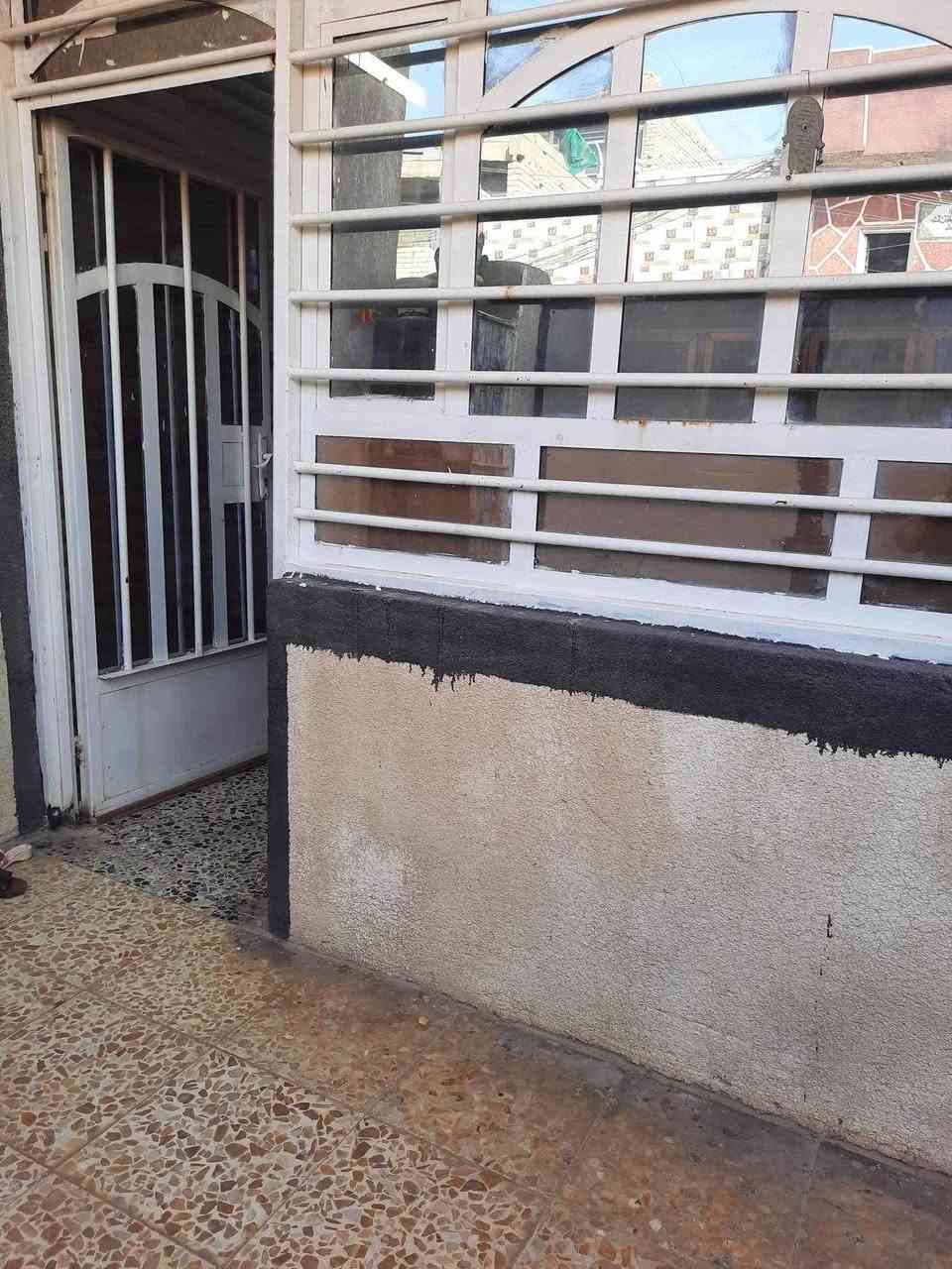 السلام عليكم بيت ١٦٠ مترللبيع عقد زراعي بس مكاتبة سند ٣٥ ومقدم معاملة تطويب بناء بي غرفتين نوم ومطبخ وحولي واستقبال ومدخلين واحد علفرع والثاني علسدة عالشارع العام وكراج سيارة وحديقة العنوان الشعب الجمعيات مقابل فتحة عمار ابو الدهن البيت كامل من كلشي المنطقة تبليط ومقرنص والحمدلله سعره ٧٥ وبي مجال للاستفسار الاتصال على الرقم *********** بي واتساب

