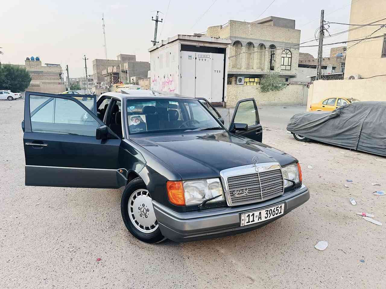 السلام عليكم 
من بعد أذن صاحب الكروب المحترم
السيارة للبيع اعتذر عن المراوس 
 دب 1991 
مصبوغة عام 
مقاعد كهرباء 
جام كهرباء 
سنتر لوك ريموت
فتحة سقف 
لايت زنون 
بلاديه  محرك 300عنكبوت
قواعد سليمات 
جاهزة والحمدلله 
بأسمي تحويل مباشر 
سعرها $74 مجالها حگ جيتها 
مكانها بغداد مدينه الصدر 
اي استفسار ***********
