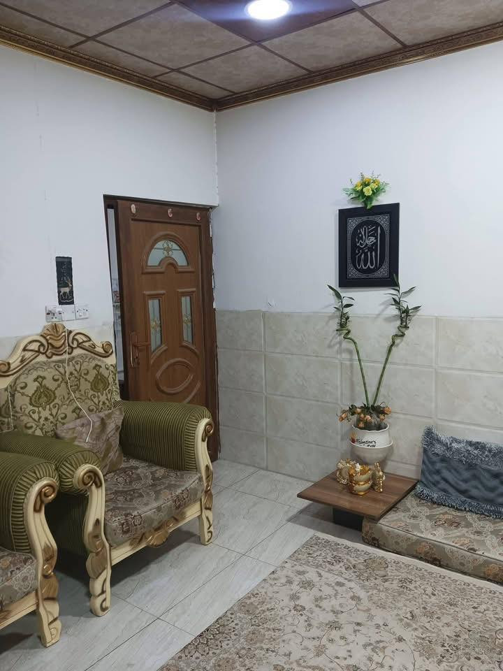 دار للبيع - حي الواسطي  طابو صرف 

المساحة 100 متر. بناء حديث 2024 

الواجهة 5. متر. 

نظام دارين (. درج خارجي )  كل طابق يحتوي على 1 غرفة نوم - استقبال - مطبخ - صحيات - صالة - كراج )

هدية مع الدار منظومة طاقة شمسية 8 امبير 

سبلت.عدد2

💵💵السعر مناسب جد ع الاتصال 💵💵

🔴 1- التعامل يكون مع صاحب العقار الشرعي حصراً
2- المكتب  وسيط بين الطرفين ولحفظ الأجرأات القانونية والتأكد من صحة العقار قبل تسليم اي مبلغ بأشراف قانوني

97769701814
مكتب سلطان العقار
