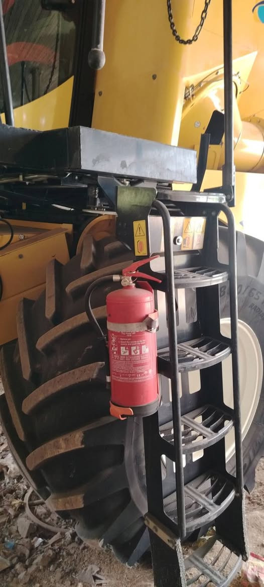 سلام عليكم نيوهلند. 5.80 TC اوربي موديل 2015 طبله 20 قلاب نضافه خير من الله شوف العين انضف بعد 5 بلم دبل درام. فول موصفات  هيدرو. تايرات حرفش. عالي مكفوله عام السعر 11دفتر وبيها مجال بصيط   *********** //***********
