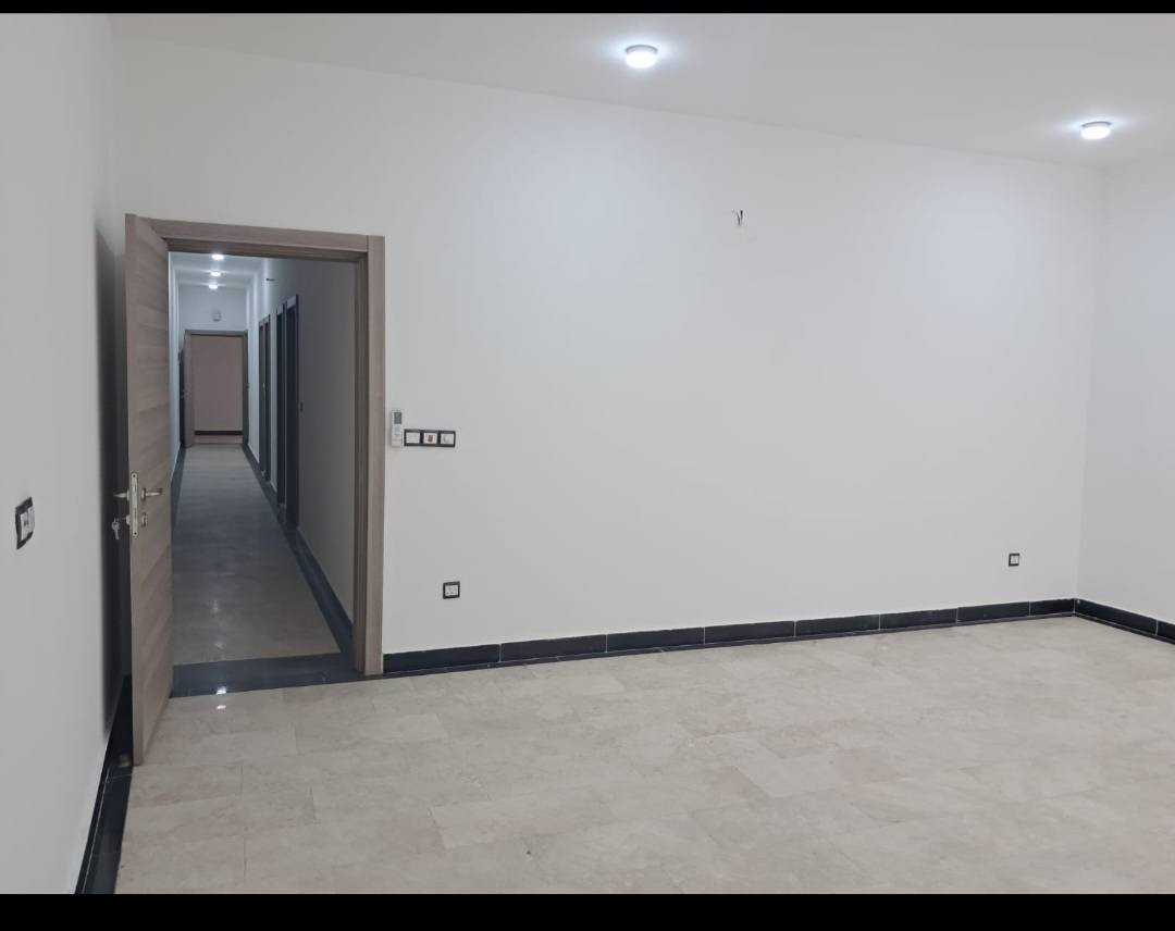 السلام عليكم
شقة للايجار طابق ارضي تحتوي على غرفتين نوم
  أثنان حمامات غرفة لوندري(غسالة) مطبخ كبير مع اثاثة(كاونتر وطباخ والسنك والخ) غرفة ضيوف حجم كبير. شقة مكيفة بالكامل  
علما زجاج الشقة ضد الصوت (فايبر كلاس عازل) الشقة محمية بنظام سكيورتي(انتركوم) 
مساحة الشقة 150م صافي ماعدا المناور والبالكون. موقع البناية منصور الداوودي قرب مدرسة الظفر .فقط عوائل 
الاستفسار ***********
