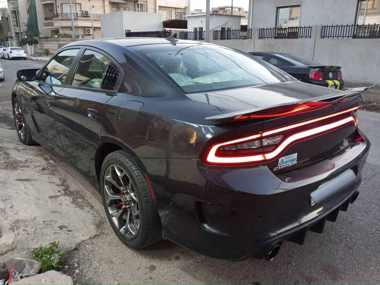 دوج جارجر sxt محدث Gt
موديل 2019
مواصفات: 
ويل عشرين
حساس خلفي 
كامره خلفيه
لايت زينون
كرسي السايق كهرباء
شاشه وسطيه كبيره
تحكمات ستيرن
بصمه تشغيل عن بعد
دخول ذكي
رادار جانبي 
حجر البيئة موجود بلادي
كزوز رياضي
ممشة 80 الف 
6 سلندر محرك شرط ما مفتوح 
ضررها جاملغ خلفي وجاملغ امامي 
مصبوغه حزام بدون ايرباك
السياره جديده بمعنى الكلمه ومناقصه اي شي 
165 وبيها مجال 
*********** مكانها موصل
