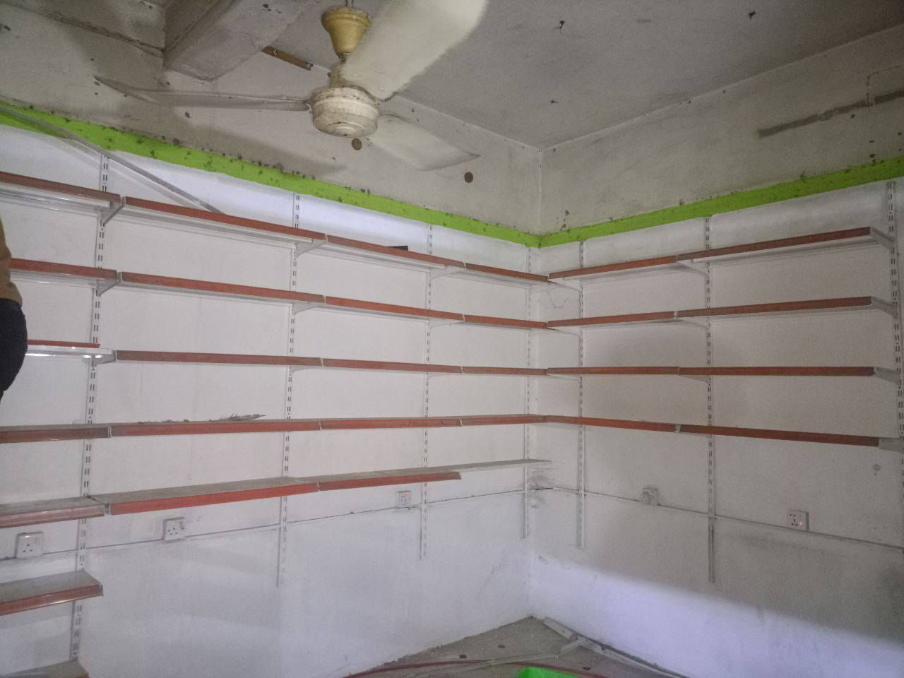 السلام عليكم متوفر رفوف مستعمل شي قليل السعر القطعه الواحده مع السكك 6500 للاسفسار 
***********
