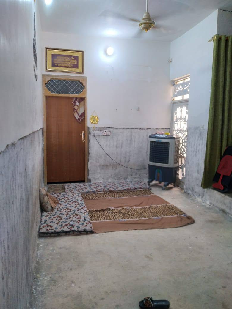 بيت للبيع. 100 متر . بلديه  يحتوي ع . غرفه .صاله . مطبخ . صحيات . داخليات او . خارجيات .  استقبال بعده مامسكوف . السكف كونكريت ا ساس . كونكريت  العنوان وره ملعب النجف الدولي . للاستفسار. ***********

