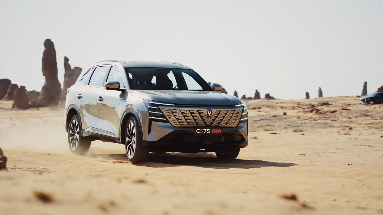 # شانجان الى اين # مقالة بقلم [Saad Atya](https://www.facebook.com/saad.atya.50?__cft__[0]=AZa5CXnLBJsj2YvluKe_GxZpeRoAV4uWV_R9sT0GdiH-V23vpce3H-q_vrUYALSJYnWYgio08BEsliH6QIyR5bvP8NeZ1EC3DPipNFEWqTJvZHjJEr7023R4xSNs-QZKLQg&__tn__=-]K-R) # جديد شركة شانجان 

كما عودتنا شركة شانجان دائما بتحديث موديلات سياراتها السابقة من حيث المواصفات  والانظمة والفخامة  تطل علينا اليوم شانجان بسيارتها الجديدة كليا شانجان CS75 plus royal 4/4 الدفع الرباعي الجديدة كليا 

تُعد شانجان CS75 بلس (الجيل الرابع  2026 ) من فئة سيارات الـSUV المدمجة، وتُمثّل الجيل الأحدث من السلسلة التي بدأت عام  2026  التي  تم الكشف عنها رسميًا  تحت الاسم الكودي C928، وأُطلقت في السوق العراقي  من نفس العام. جاءت السيارة بتصميم جديد كليًا وهيكل محسّن، وتعتمد على محرك 2.0 لتر تيربو مع ناقل حركة أوتوماتيكي من 8 سرعات. يبلغ طولها 4,770 ملم وقاعدة عجلاتها 2,800 ملم، وتتبنى فلسفة تصميم أكثر تطورًا تجمع بين الأناقة والصلابة، مع تحسينات في الأداء والتقنيات الداخلية لتواكب المنافسة في فئة الـSUV العائلية الحديثة. 

 بطول 4770 ملم   وعرض  1910  ملم  وارتفاع  1705  ملم   الخلوص الارضي ١٩٠ ملم  بقدرة حصانية 245 HP  مع عزم دوران 400  NM مع ناقل حركةض سرعات تبترونك من شركة ايسن اليابانية  ودفع رباعي للعجلات  ونظام توجيه كهربائي وخزان وقود 58  لتر  واقتصاد الوقود 9 .15  للتر الواحد اما التسارع من صفر الى 100  كيلو خلال 8  ثواني  والسرعة القصوى 215  كيلو متر مع نظام تعليق الامامي ماكفرسون مستقل اما نظام التعليق الخلفي متعدد الوصلات  تأتي بمصابيح امامية خلفية LED  اما مقاس الويل كب والاطارات  20  بوصة  مع صندوق امتعة كهربائي  ومساحة تخزين تصل الى 725  لتر و 1620  عند طي المقاعد الخلفية  وتأتي بشاشة عدادات وسطية قياس 6 .14  بوصة مع شاشة عدادات رقمية قياس 25 .10  بوصة مع اضائة محيطية 64  لون  مع مقاعد عدد 5  ركاب مكسوى بالجلد الفاخر من اجود انواع الجلود مع تحكمات كهربائية للمقاعد الامامية  اما مقعد المجاور للسائق فيأتي بتحكمات عدد 14  تحكم المقعد زيرو كرافتي مع مساج عدد 6  حركات متنوعة 

وايضا يوجد ثلاجه اسفل مسند اليد ومنفذ 12  فولت  مع شاحن لاسلكي وفتحة سقف بانورامية اما سستم الصوت من شركة بايونير يأتي 14  سماعه اما المقود من الجلد الفاخر مع تحكمات مقود متعدد الوظائف  مثبت سرعة متكيف رادار ACC  ،ومساعد صعود المرتفعات ومساعد نزول المنحدرات  مع كاميرات محيطية 360  درجه ونظام خرائط  مع نظام مراقبة الاطارات TPMS   وبصمة دخول ذكي وبصمة تشغيل  وبريك الكتروني EPB  وتشغيل عن بعد للسيارة   مع اصطفاف تلقائي للسيارة نظام الاوتو بارك  APA  مع توقف مؤقت اوتو هولد  مع اضائة امامية متكيفة  اما ربط الشاشة يتوفر ابل كار بلي واندرويد اوتو  مع وسائد هوائية عدد 6  وحساسات امامية خلفية عدد 12  مع نظام الثبات الالكتروني AEB  مع مانع انغلاق الاطارات ABS  و مانع الانزلاق TCS  وتحذير الاصطدام الامامي  FCW  ونظام تحذير مغادرة المسار LDWS  ونظام البقاء فى المسار  LKAS 

وتوزيع قوة الفرامل الكهربائية  EBD    اما مقاس الاطارات  20 / 50 / 235   اما وضعيات القيادة عدد 6   و أوامر صوتيه  وكاميرا محيطية 540  درجه مع منافذ USB  خلفية عدد 2 

ابرز ما يميز السيارة  شاشة على طول الداشبورت الامامي ترفيهية بطول 12 .1  متر  

وصلت رسميًا لدى وكيلها  الحصري فى العراق مجموعة شركات البخيت    متوفرة للبيع نقدا واقساط داخلية او اقساط على المصارف مع ضمان  10  سنوات او مليون كيلو متر  لمزيدا من المعلومات الاتصال على 6881


**إذا كنت صاحب هذا الإعلان وتريد حذفه لأي سبب، رجاءا أرسل رسالة إلى الدعم الفني**