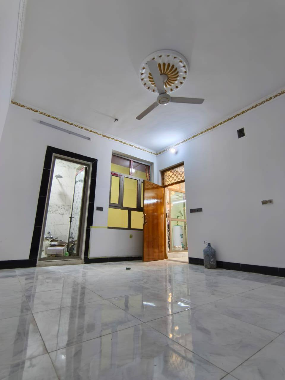 السلام عليكم ورحمة الله وبركاته، يتوفر بيت للبيع مساحته ١٤٠ متر مربع، طابو سند ٢٥ صرف، يحتوي على ثلاث غرف نوم مع استقبال ومطبخ، البيت جاهز من كلشي وصالح للسكن الفوري ولا يحتاج أي عمل، فرصة مناسبة للسكن أو الاستثمار، للاستفسار الاتصال على الرقم ***********
