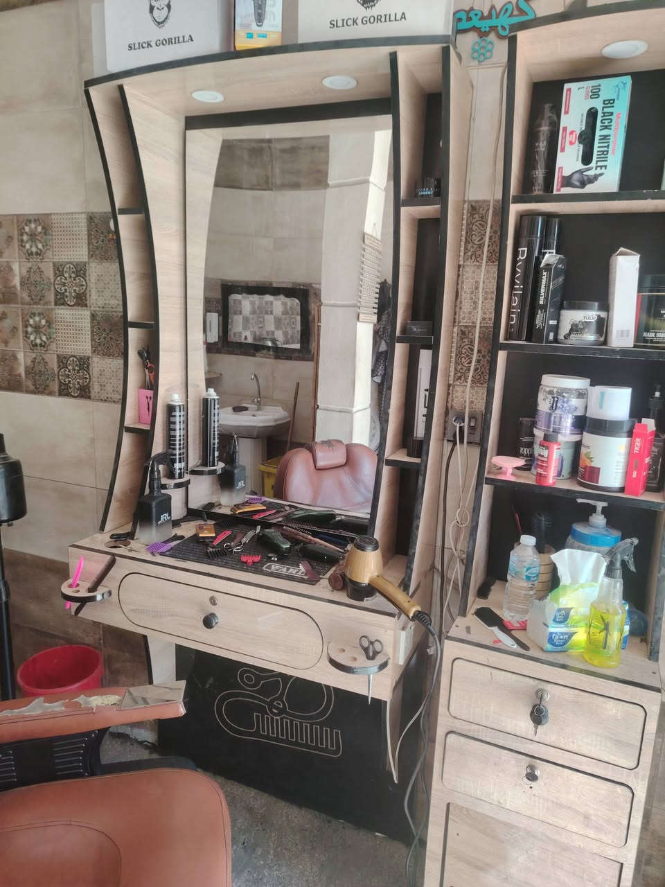 السلام عليكم الغراض للبيع  2 ميز ومري وفاترينه طويله النضافه 80%  السعر 250 مكاني بغداد الشعله حي الجوادين ***********
