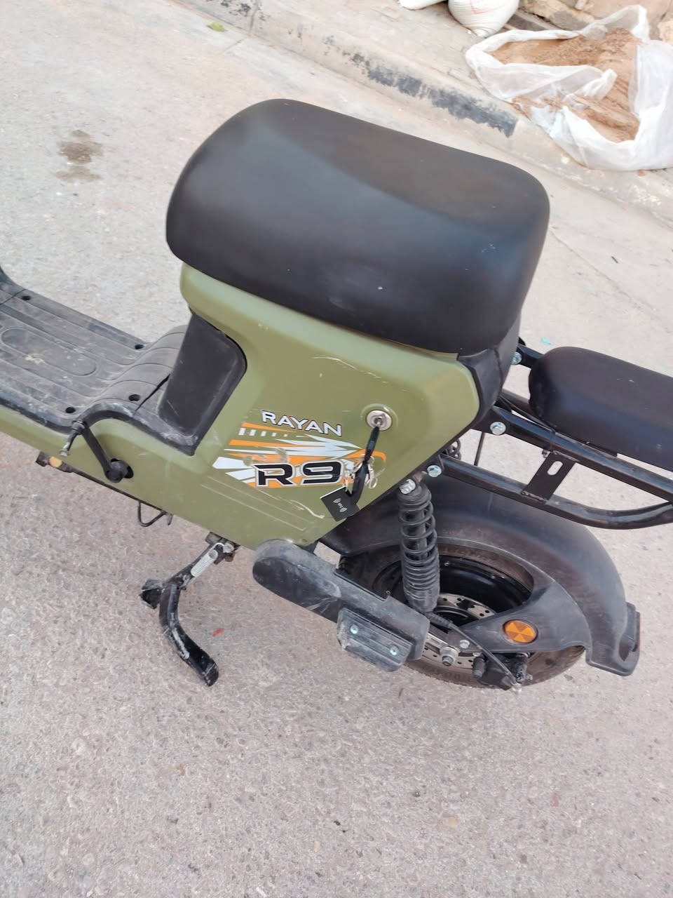 سلام عليكم حبايب R9جديد مشترينه قبل شهر ونص ما ماشي هواي  سعر 550وبي مجال للشرايه وعدن واحد ثاني اذا ترديون امانت الله خوش بايسكل بس اشاىه وكسره مصوره تكدرون شوفون وبي Rيرجع بك وشاحنته وكلشي ممبدل بي رقم ***********ننتضركم 
ملاحضه: عنوان كربلاء ملحق فارس قرب محطت باب كفيل
