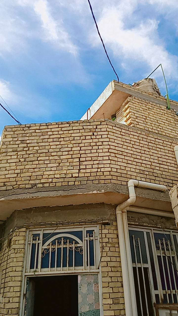 دار سكن للبيع  يتكون من طابقين جاهز كل نقص ماكو
المساحه 350 متر 
المنطقه حاوي العباس شارع حسن ال وارد قرب المدرسه 
الطابق الارضي 3غرف نوم 
صاله ومطابخ حار وبار 
وستقبال  مع ساحه كبيره 
مع صحيات خارجه
الطابق الثانية
غرفتين نوم + صاله +مطبخ   مع صحيات مع ساحه جدام 
البناء طابوك بناء درجه اولى كونكريت متعوب عليه كلش  كافه الاخدمات موجوده 
السعر مناسب
 خاص اومراسله الصفحه ***********
