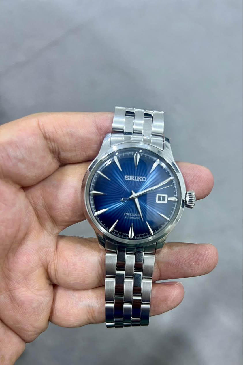 🔥 للبيع | تحفة يابانية فاخرة 🔥

⌚️ Seiko Presage Automatic

💎 ساعة راقية بتفاصيل فخمة ومينا أزرق ملكي بنقشة Sunburst تخطف النظر مع كل انعكاس ضوء صناعة يابانية أصلية 

 📏 قطر الساعة: 41mm

⚙️ حركة أوتوماتيك احترافية تعمل بالحركة بدون بطارية

🩶 سوار ستانلس ستيل فاخر بتشطيب عالي الجودة

📅 عرض للتاريخ بتصميم أنيق وكلاسيكي

📦 الحالة: جديدة بالكامل بالباكيت

💰 السعر: 400$ قفل

📩 للجادين وأصحاب الذوق الراقي – التواصل خاص او واتس اب *********** بغداد, العراق
