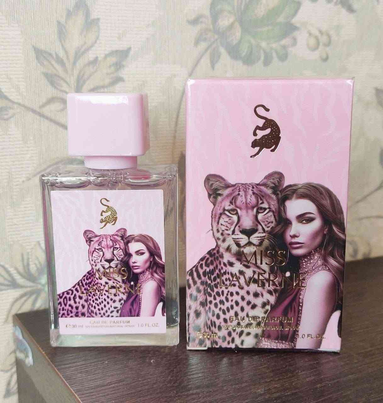 عطر جورجينا النسائي – Miss Laverne Eau De Parfum 🌸
إذا كنتِ تبحثين عن عطر يجمع بين الأنوثة، الفخامة، والجاذبية في زجاجة واحدة، فإن عطر جورجينا النسائي (Miss Laverne) هو الخيار المثالي لكِ. صُمم ليمنح المرأة حضورًا راقيًا وإطلالة لا تُنسى، ويتميز برائحة زهرية فاكهية ناعمة تمتزج مع لمسات دافئة ومسك فاخر ليمنحكِ إحساسًا بالثقة والأناقة طوال اليوم. 

🌷رائحة أنثوية راقية تناسب جميع الأعمار.
افتتاحية منعشة بلمسات الفواكه والزهور.
قلب عطري غني بالورد والياسمين والسوسن يمنح إحساسًا بالفخامة.
قاعدة دافئة من المسك والفانيلا والعنبر تمنح ثباتًا وجاذبية مميزة.
مناسب للاستخدام اليومي، العمل، الجامعة، السهرات والمناسبات الخاصة.
يدوم لساعات طويلة ويترك أثرًا عطريًا ناعمًا يلفت الأنظار. 

🌺 النفحات العطرية:
✨ المقدمة: الكشمش الأسود وأوراق خضراء منعشة.
🌹 القلب: الورد، الياسمين، السوسن، والكشميران.
🤍 القاعدة: المسك، الفانيلا، والعنبر الرمادي.
الحجم: 30 مل

🚘يوجد خدمة توصيل لجميع محافظات العراق 🚘 بغداد, العراق


**إذا كنت صاحب هذا الإعلان وتريد حذفه لأي سبب، رجاءا أرسل رسالة إلى الدعم الفني**
