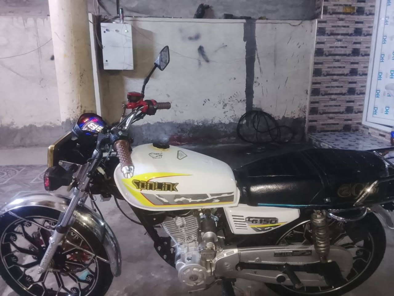 دراجه للبيع السعر 650 بيه مجال جديده كلش كهربائيات كله شغال س بأنه ممدوده عليه موديل 2024 مكفوله من كلشي ويا منافيس عنواني الرمادي حي ضباط ***********
