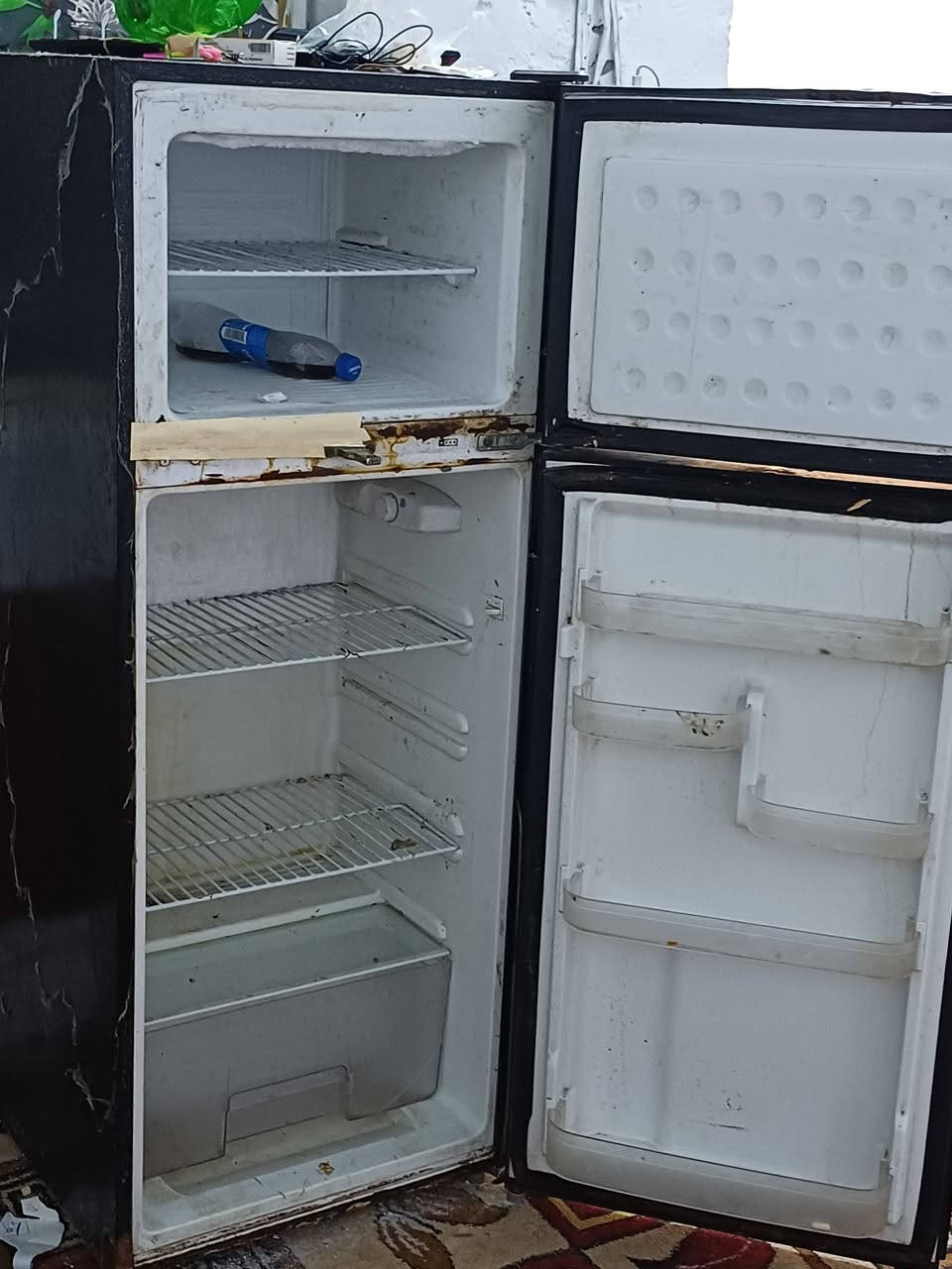 سلام عليكم ثلاجه وسط اخت الجديد تجميد فول خير من الله سعره قفله ١٥٠ هاذا رقم  ***********
