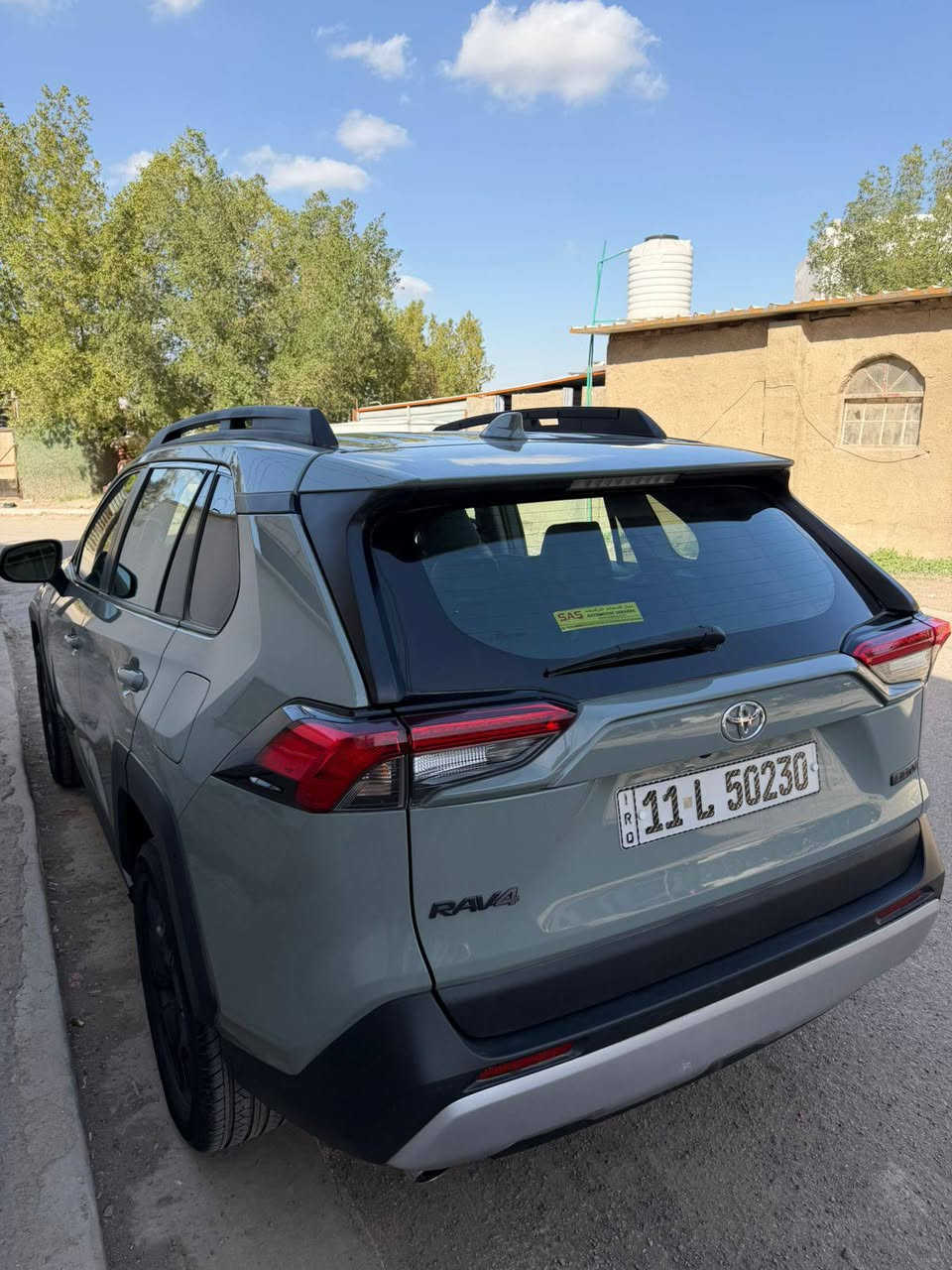 السلام عليكم. تيوتا راف فور موديل 23 وارد امريكي موصفاته معروفه السنوار مرفق مع الصور عارضه 230 ورقه وبيه مجال رقم بغداد الدولي  المكان بغداد العامريه الاتصال مع صاحب السياره اني مكلف بلنشر بيع او مراوس براف فور هايبرت ***********
