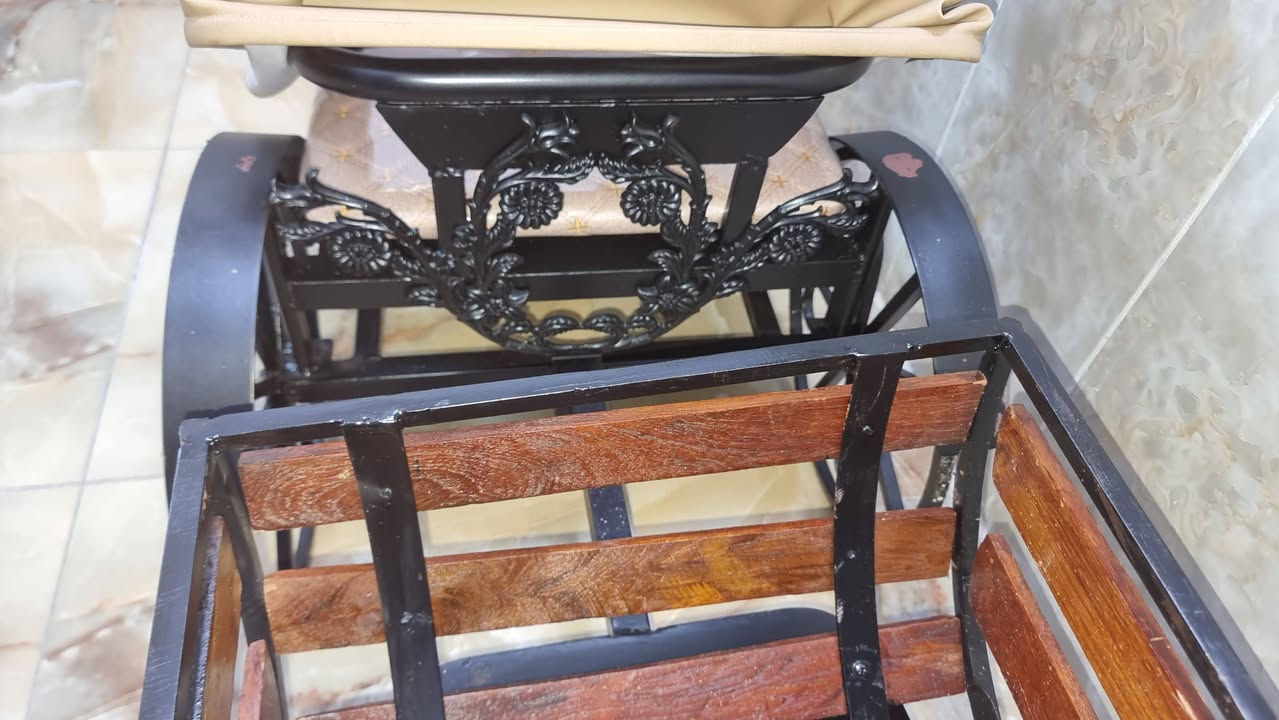 العربة للبيع طولها ٢٦٠  من يرغب الاتصال بالرقم ***********
