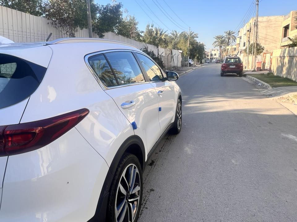السلام عليكم كيا سبورتج 2021 خليجي الشركه الدوليه
سياره رقم بغداد باسمي مكفوله من الصبغ والتبديل ماشيه 63الف اللون ابيض داخل جلد حمصي وشاشه اصليه اريل نفكيشن حساسات وكامره تحكم استيرن السعر 210 $مكاني السيديه اليحب يتصل ***********
