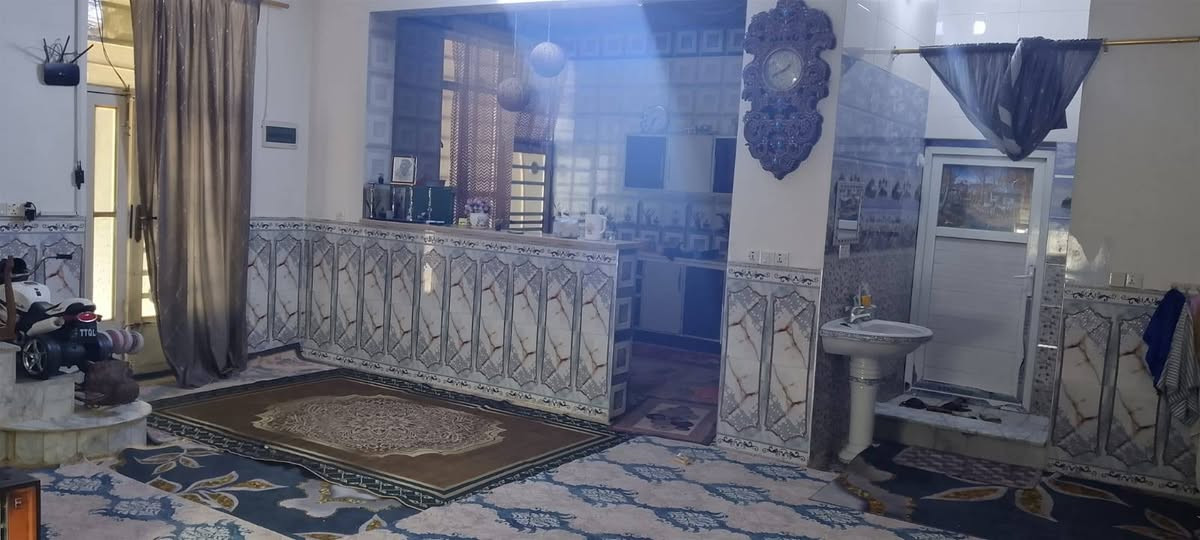 السلام عليكم بيت للبيع مكانه في منطقة الفراشية تصير يين شارع الحافظ وعگد بني تميم يعني مدخلين للبيت 
طابو زراعي عقد ٢٥
 منطقه هادئة وحلوه مرتبه التبليط واصل لباب البيت مساحة البيت كامل ٨٠٠ متر 
تحت البناء تقريباً اكثر من  ٢٥٠ متر  يتكون البيت من استقبال مساحته ١٠*٤ +  غرف عدد ٢ مساحتهن ٥*٤  + مطبخ ٥*٤ 
صحيات داخليه وخارجية + حديقة اكثر من ٣٠٠ متر + طارمه ( حوش ) ٢٠٠ متر 
البيت بناء حديث طابوك وصب كونكريت 
للاتصال ‏‪0780 167 8735
‏‪0772 750 3486‬‏
