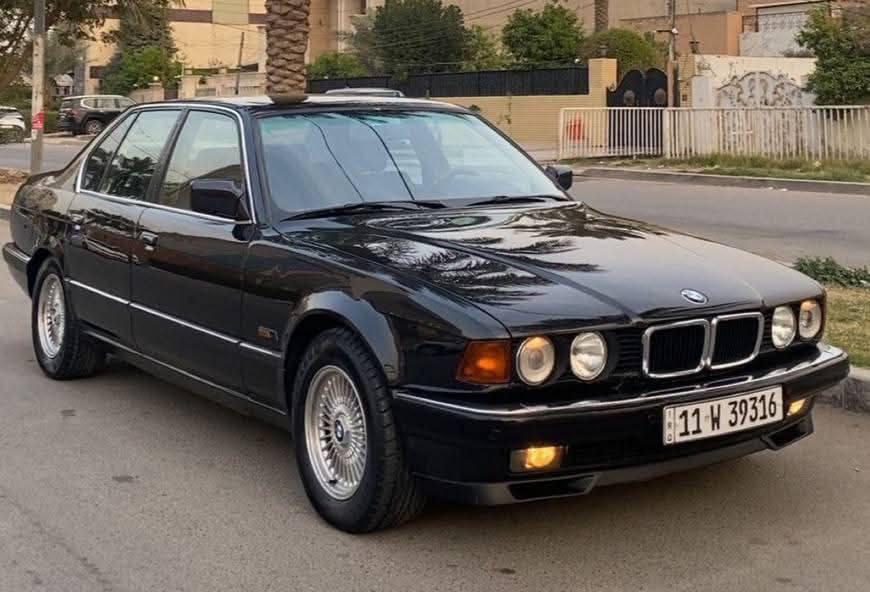 اللي يدور سيارة بوضع الشركة وينسى العطلات
مال جناي جديده بمعنى الكلمه وارد ياباني

بي ام دبليو 740li موديل 1992
رقم بغداد الانكليزي هزه جديده تحويل مباشر 
محرك 40 اصل بليته وسنويه 
محرك كير شغاله 
تبريد شغال ثلج ويه السويج 
حداديه جديده امامي خلفي
موصفات 
دبل ايرباك دبل كمبيوتر دبل جكمجه 
داخل بالكارتون بلادي ممفتوح ولا مبدل 
كراسي مخمل كهرباء خزن ميموري
بطاين مخمل صاج ملكي ابو الخط 
حساس دعاميه امامي خلفي 
منظومه صوت امبفاير بلادي البينا 
سيدي جنجر بلادي 
مري جانبيه كهرباء 
جام اربعه كهرباء 
ويل شعاع اصلي وتخم تاير جديد 
منضومه زنون 
سياره بدون تعمير بدون دكه جاكوك مصبوغه بيها قطع 
ماشيه 310 الف حقيقي 
بعدها كلشي بيها على وضع الشركه كفاله من كل شي 
 كلشي بيها بلادي ومصروف عليها ادامه كامله بدون اي نقص مال جناي على ايد وحده ترايها مفتوح وين ميعجبك ريحه الشركه بيها
مكان السيارة السيديه حي الاعلام
للاستفسار ***********
