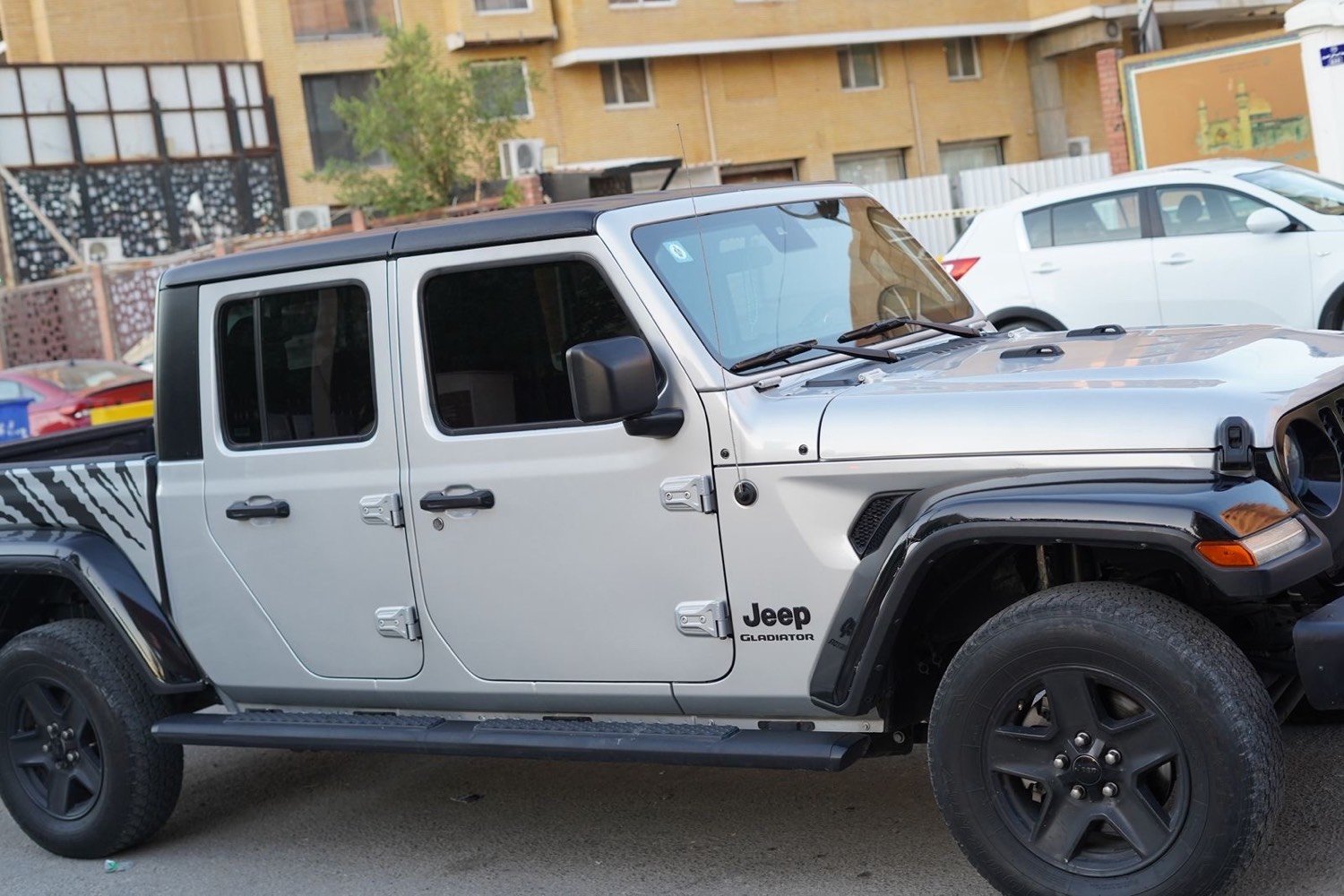 JEEP GLADIATOR
الموديل:2022
حجم المحرك:V6 3600
وارد امريكي حادثها فقط الدعامية الامامية بدون ايرباك وبدون دواخل 
رقم بغداد وتحويل مباشر 
السيارة جديدة بمعنى الكلمة 
السعر: 290 وبيها مجال
للاستفسار الاتصال على الرقم 
***********