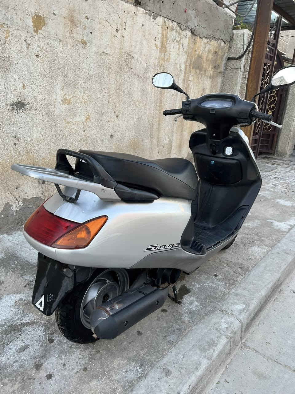 السلام عليكم للبيع سبيسي ياباني مابيه اي نقص تراي ناعم طسه كلش حلوه شلعه معدل كهربائيات كله شغاله اشاير لايت ستاب لايت كيلو متر قفل جنطه تشتغل سلف هندر محرك كلش ناعم مفتوح كور مبدل ولفات لاتنقيص ولا تبخير المكان بغداد الجديده *********** السعر 600 الف بي مجال
