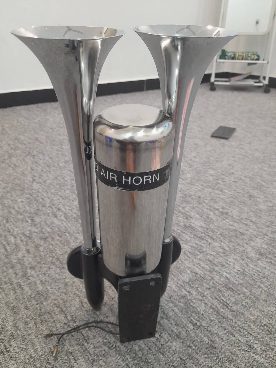 السلام عليكم اخوان هورن بوق الماني باله جديد غير مستخدم 
يشتغل 24 فولت و12 فولت  اعلى سعر ابيع ***********
