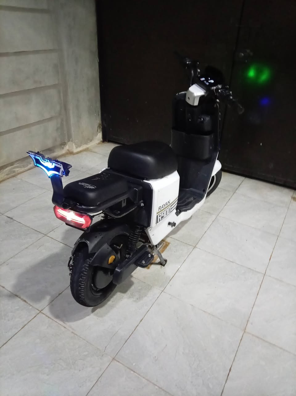 السلام عليكم دراجةشحن6R900بطاريات كبار شرط البطاريات للمراوس مع ار 9 شعندك نزل او للبيع السعر 350 الف وبي مجال مكاني موصل حي زيونة رقم ***********
