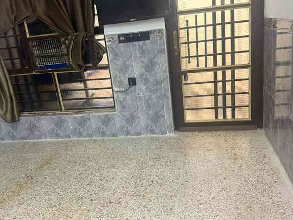 السلام عليكم بيت للبيع المساحه ٢٥٠متر حديث طابق واحد بهرز جرف الملح قرب جامع الفتاح خدمات كامله مجاري تبليط اناره ٧اشهر من كمل شغل درجه اولى يتكون من غرفتين نوم كبار واستقبال كبيره وصاله كبيره ومطبخ كبير وحمام وصحيات وبيتونه كبيره كراج سياره وحديقه مع كاونتر مرمر السعر خاص للاتصال ***********علاء عوينتي
