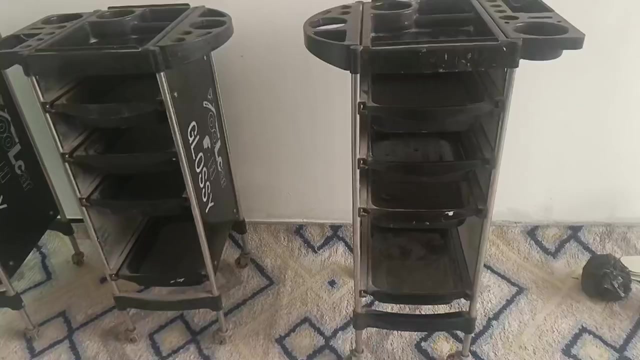 السلام عليكم عربة حلاقة جديدة نضافة ٩٥٪ سعر الوحدة ٢٠ قفل مكاني بغداد مدينة الصدر وهذا رقمي ***********
