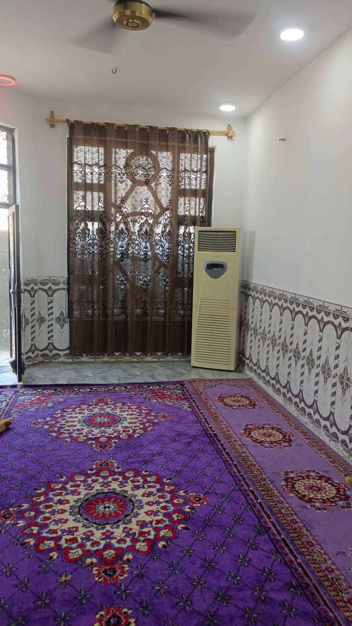 يا الله بيت للبيع في شارع نفط  مساحته 300متر بناء كامل غرفتين وهول وصحيات داخل وخارج ومطبخ واستقبال مكان قرب مدرسه القلم  للاستفسار على رقم على رقم ***********
