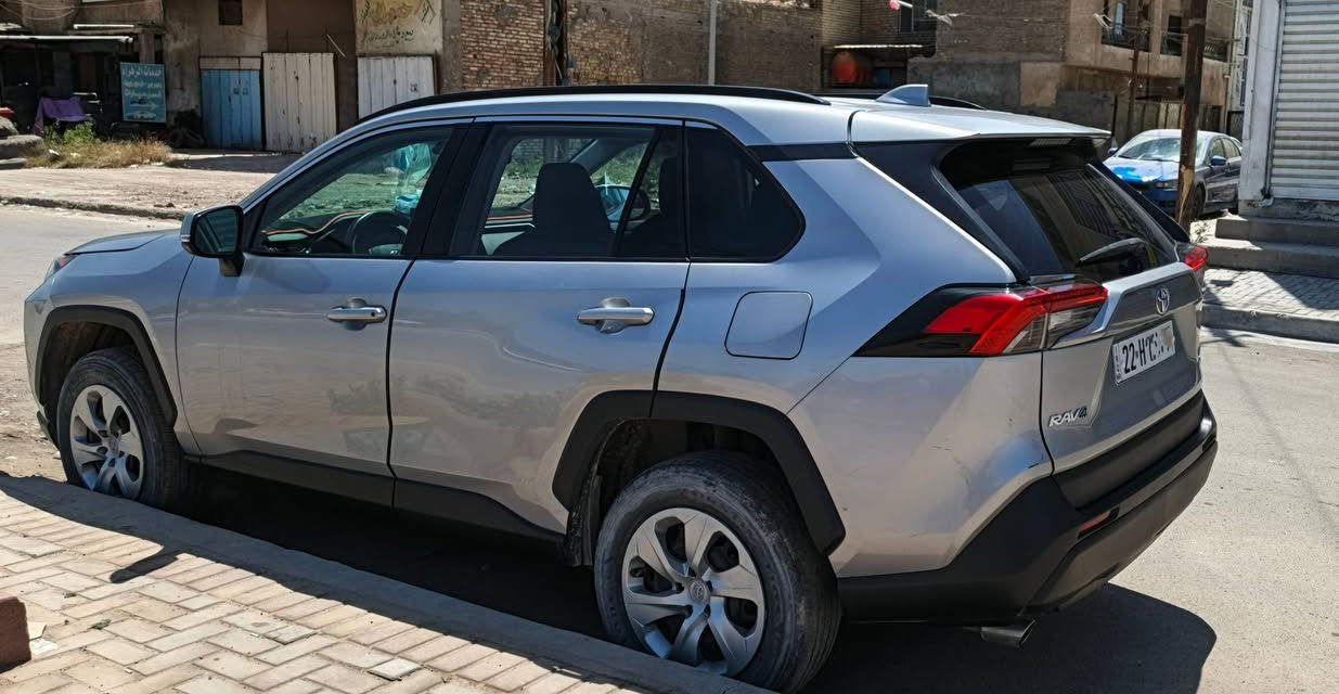 السلام عليكم
TOYOTA RAV4 LE 2022 للبيع
وارد امريكي حادث جانبي خفيف متعدل عالبارد بدون تبديل مكان الحادث متحدد بدائرة حمرة
سيارة فول اقتصادية تمشي عالبانزين العادي مثل الورد لا دوانز ولا صوت

المواصفات
محرك 4 سلندر سعة 2.5 لتر ( 2500) 
قوة 203 حصان
دفع رباعي
صرفية تقريبًا 30 MPG (اقتصادية) تشتغل عالبانزين العادي بسلاسة بدون دوانز وبدون صوت
 تحديد مسار
مثبت سرعة
رادار امامي مانع تصادم
رادارات جانبية وتحديد نقكة العمياء
مانع انزلاق
تحكم ستيرن
شاشة 7 إنج
Apple CarPlay + Android Auto
بلوتوث
6 سماعات
مقاعد قماش
تبريد ثلج

ماشية 69 الف (كيلو) قابلة للزيادة
السعر 210 $ بيها مجال بسيط
مكاني بغداد حي الجهاد
المهتم يراسلني خاص على تفاصيل اكثر


**إذا كنت صاحب هذا الإعلان وتريد حذفه لأي سبب، رجاءا أرسل رسالة إلى الدعم الفني**