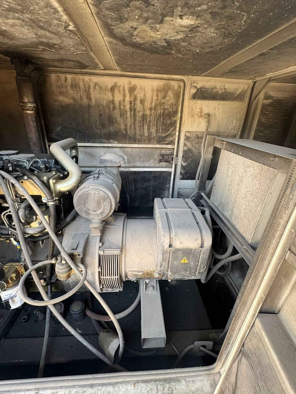 السلام عليكم للبيع مولدة بيركنز كاتم 45kv شغالة كاملة مابيه اي نقص بس بيه دخان بسيط اعتقد بسبب الكاز ووياة خزان عامودي ١٦٠٠ لتر وفلتر صياد وقفص حديد ابيعه كاملة 
المكان بغداد الكرادة
السعر المطلوب ٤٥٠٠$ 
للاستفسار ***********
