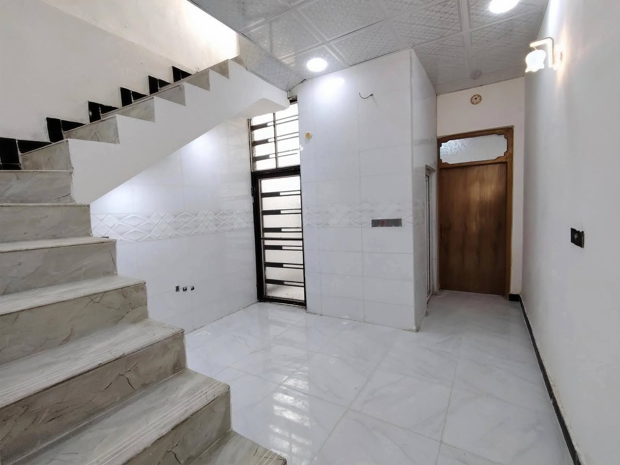 🏡دار لرهن لرهن بمساحه 50 متر 🏡
✅ #طابو_زراعي_سند_25_أقرار_محكمه

سعر الرهن 10ملاين )

الموقع: النجف شارع الصب عمود 327 #ألخط_ألاول

مواصفات البناء:

غرفة/ صالة معزولة/مطبخ معزول/ صحيات خارجية مكشوفة

بناء مرتب (أساس + سقف كونكريت + طابوك)

أرضية بورسلين أبو الـ 60

الخدمات:#بعد_عن_سوق_100م

ماء كهرباء مدارس سوق تبليط مولد

للاستفسار والاتصال:

***********
