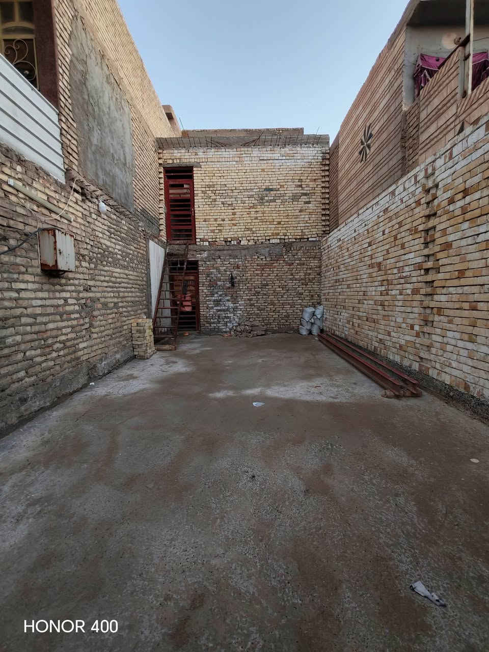 السلام عليكم
بيت  للبيع  المساحه  160متر عرض 5ونص نزال 27
 بيت  هيكل طابقين  كل طابق معزول عن الثاني  الطابق الاوا نفس تصميم  الطابق الثاني يحتوي البيت على غرفه نوم وحولي ومطبخ  نفسه في الطابق الثاني  يحتوي على كراج  طوله 12متر 
موقع البيت الشعب الصحه  حي الجزائر قرب صديليه  الفيحاء. 
الاتصال على الارقام الهاتف 
رقم الهاتف: ***********
رقم الثاني: ***********
