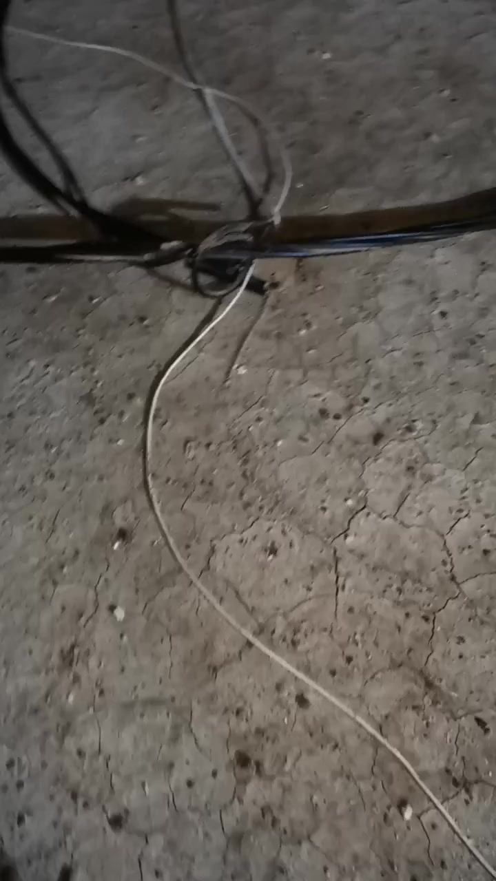 السلام عليكم
ظفيره كهرباء حجم 90 لا كطع ولا كص عازل نظيف

طولها 12 متر ونص

*********** رقمي
