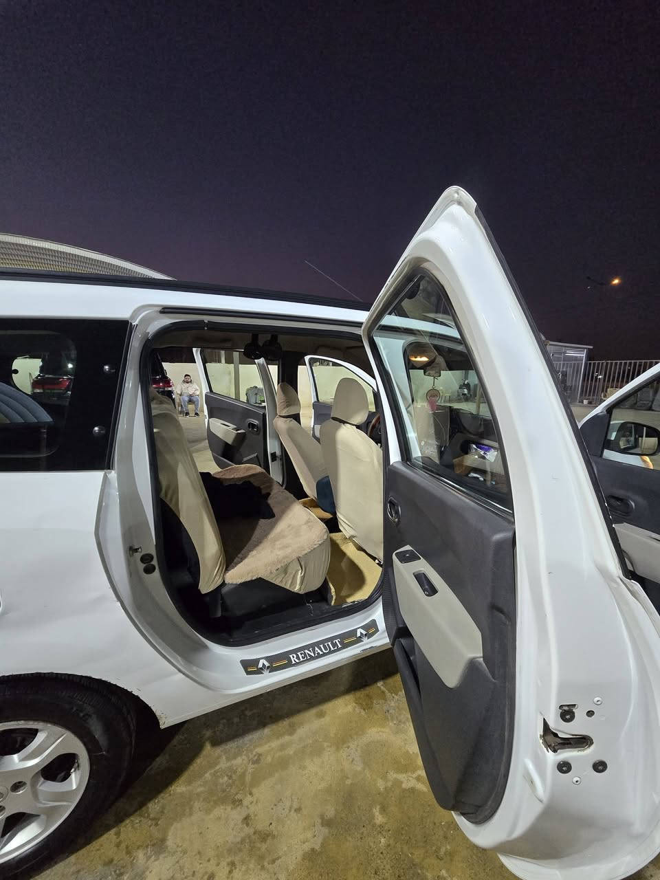 رينو لودجي موديل ٢٠١٤  فرنسي ٧راكب
بدون حادث رصعات موضحه بالصور 
مكينه كير نضيف جدآ 
صدر جديد
فقط تبريد عاطل 
تخم تاير جديد 
كهربائيات فول شغال   
دواخل بلادية فول نظيفة 
شاشة كاميرا 
حساسات بكك 
رقم انكليزي ديالى  
شرط التحويل
سعره 72 وبي مجال حك الجيه  
رقم  احمد حامد *********** واتساب متواجد 
عنوان بغداد جسر ديالى الجديد
