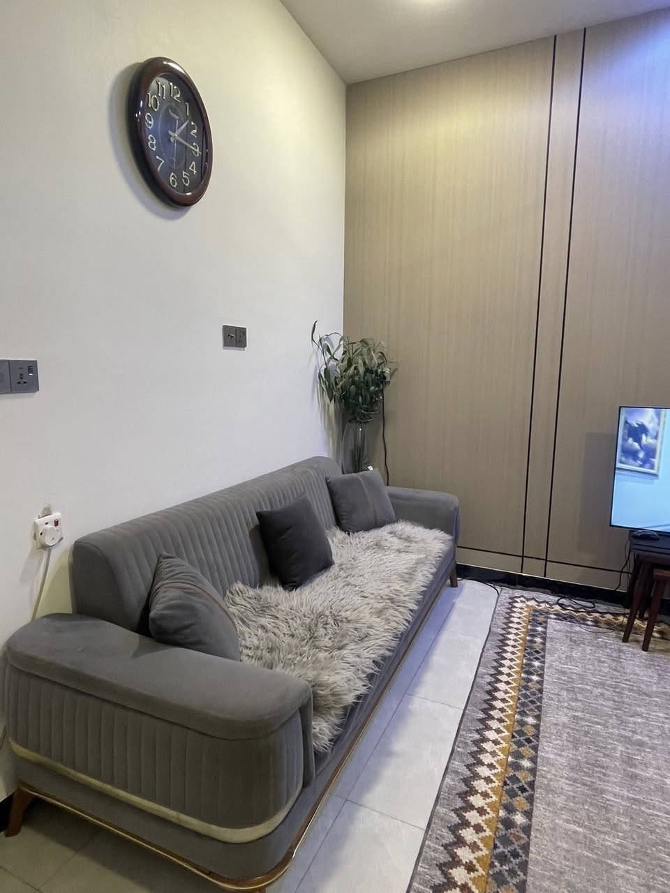 السلام عليكم
تخم للبيع وسبلت كنتوري للبيع

التخم عشر مقاعد السعر (٧٠٠) وبي مجال بسيط 

ووحده من التخم الكبار بيها ضرر رجل وحده يحتاج صيانه للأستفسار الرقم(***********)
