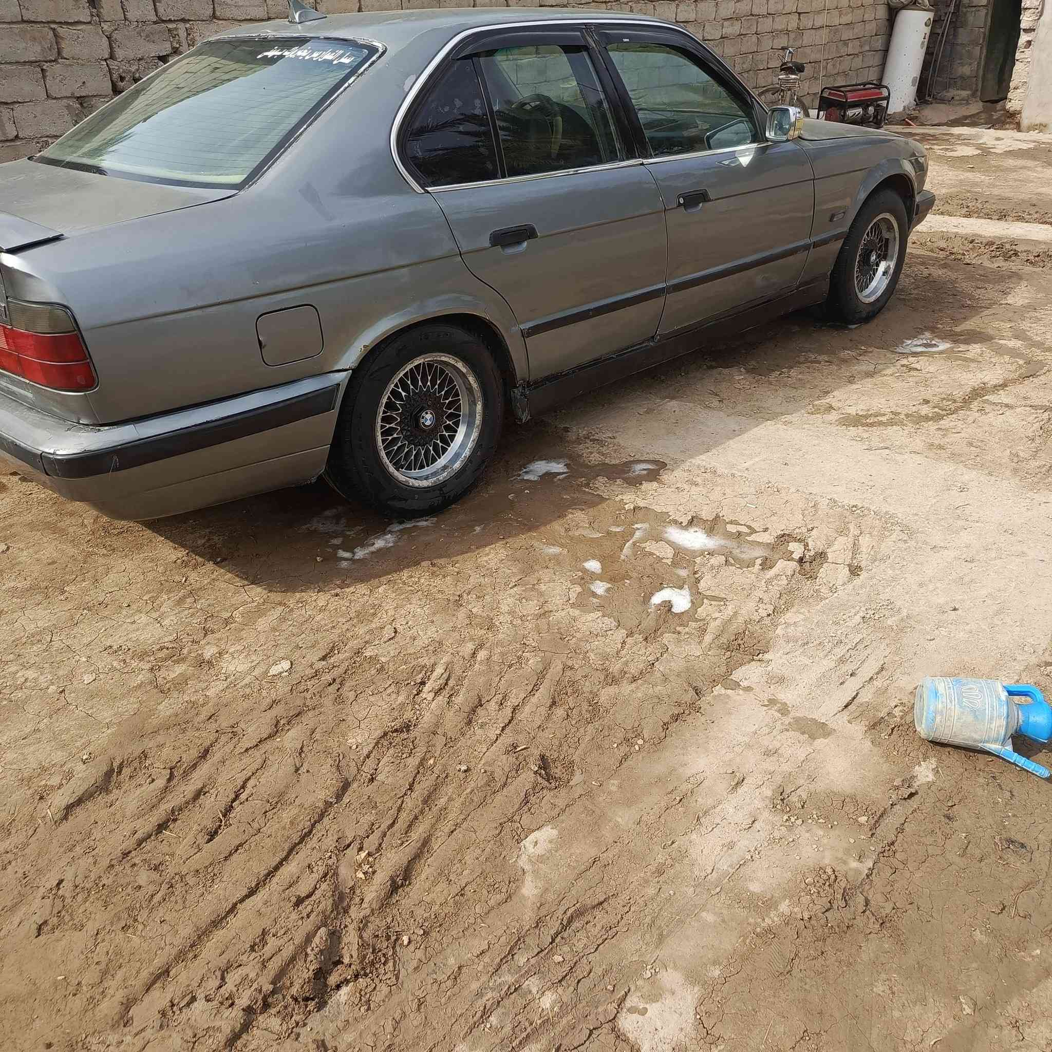 سلام عليكم بيئم مديل1993حجم 525مكينه وكير جدد حداديه وسطانيه مالكهه بل هاشميه سنويه 28 نضيفه السيارة  السعر$55بيهه مجال الستفسار على الرقم ***********🇩🇪
