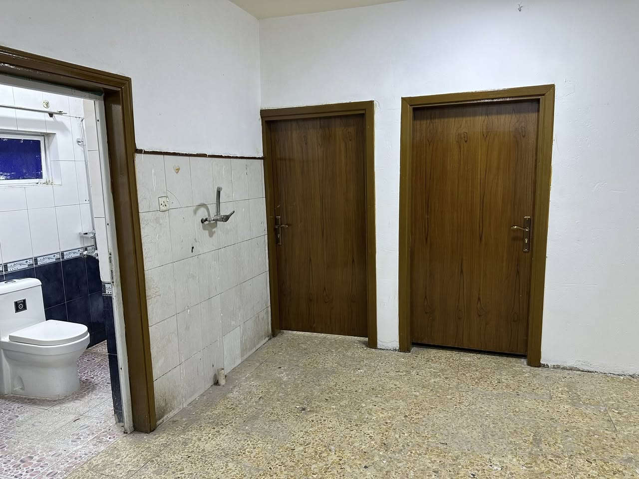 دار ٢٠٠ متر للبيع واجهه عشره نزال عشرين ٦ غرف نوم غير الصحيات طابقين البنوك الطاقه فرع أسواق أميره الدار في حاله جيده  من جدران وصخيات وكهرباء  لمعرفه السعر الاتصال على رقم الهاتف غير موجود بالفيس

0770 689 2269
حجي حيدر
